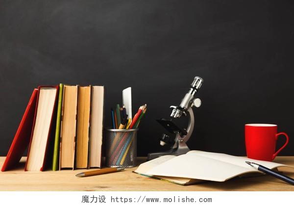 显微镜书本铅笔苹果咖啡杯和打开笔记本读书分相会阅读世界读书日